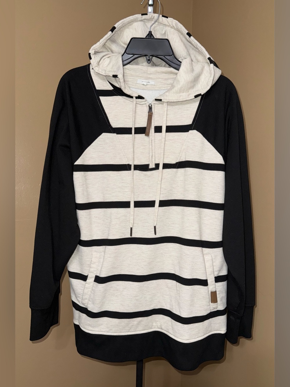 🌼MAURICES Black & Cream Striped Hooded Sweater. Size 0X.🌼